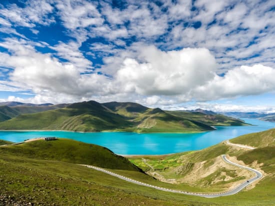 Tibet_Yamdrok Lake_shutterstock_421115014