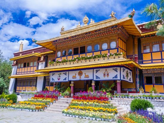 【2泊3日】チベット仏教の聖地・ラサ周遊ツアー！上海からの往復航空券付き＜日本語ガイド／上海発＞