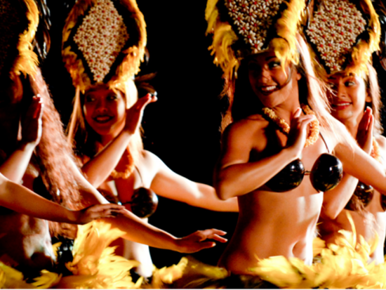 伝統ルアウ＆フラ ハワイアンショー　オールド・ラハイナ・ルアウ　海の前の絶景ロケーションでハワイのカルチャー体験！＜夕食／飲み放題／ウェルカムレイ付き＞ 