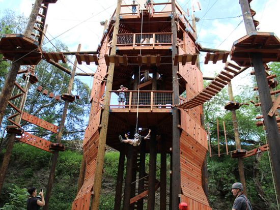 コーラルクレーター・アドベンチャーパーク　ミニバンジーなどアトラクション3種を含むアドベンチャータワーで遊び放題！　ジップライン6本や四輪バギー付きプランあり