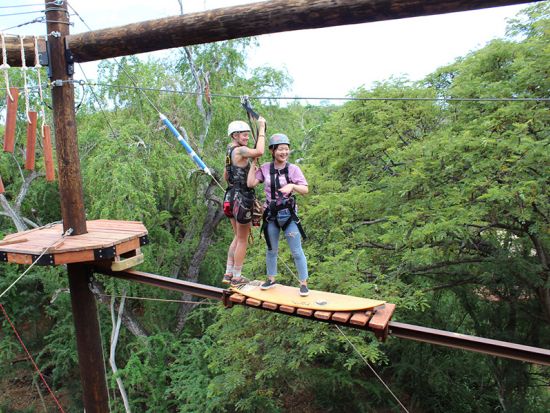 コーラルクレーター・アドベンチャーパーク　ジップライン（3本）＆ウェット・アンド・ワイルド・ハワイ入場　スリル満点！全長約90m～275m＜送迎付きプランあり＞