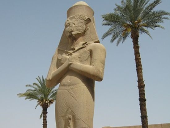 【混載】空路で行くルクソール日帰り観光 西岸・東岸巡り　*カルトゥーシュ事前注文可　＜航空券込／終日／日本語／送迎付／チップ込／カイロ発＞