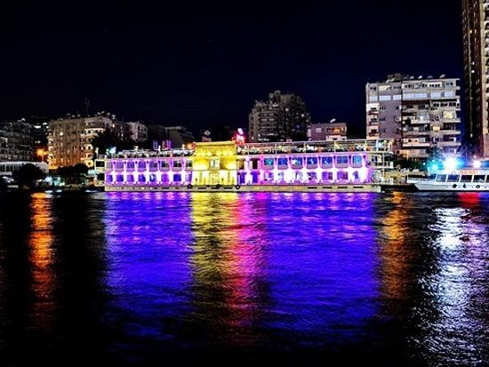 【混載】選べる船ランクで伝統ショーと夜景を堪能◎ナイル川ディナークルーズ　*カルトゥーシュ事前注文可　＜夕方発／英語／送迎付／カイロ発＞