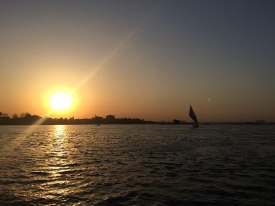 【混載】伝統船で美しいサンセット◎ファルーカでナイル川セイリング　*カルトゥーシュ事前注文可　＜夕方発／英語／送迎付／カイロ発＞