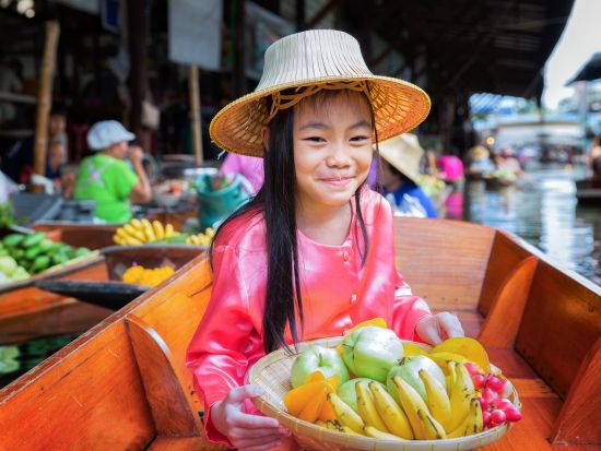 ダムヌンサドゥアック水上マーケット＋首長族で有名なカレン族に会える半日観光ツアー＜午前／ホテルお迎え／日本語ガイド＞