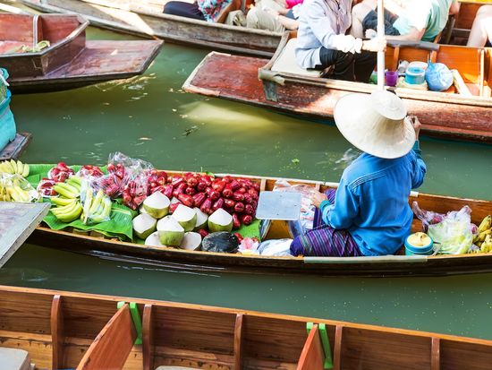 Thailand_Bangkok_Damnoen_Saduak_Floating_Market_shutterstock_380971996