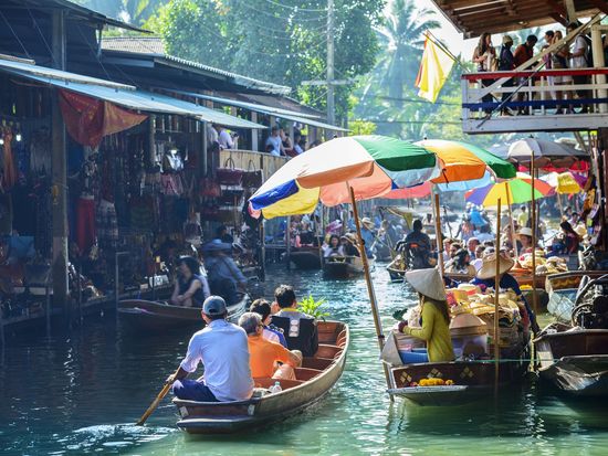 Thailand_Bangkok_Damnoen_Saduak_Floating_Market_shutterstock_389485657