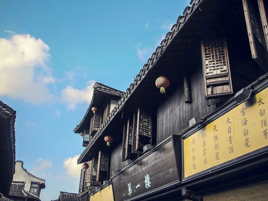 【上海ディズニーランド発】旅行最終日に大活躍！水郷・新場古鎮 半日観光ツアー！＜日本語ガイド／昼食付／浦東空港お送り＞