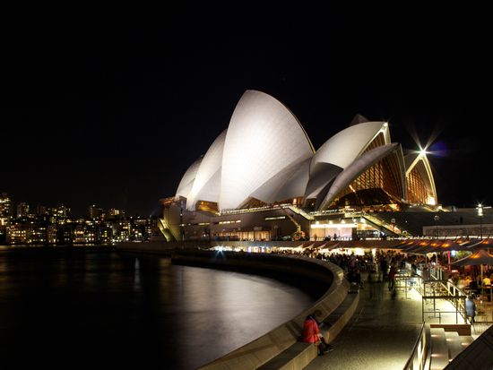 Australia_Sydney_skyline_Sydney Opera House_shutterstock_702752377-crop