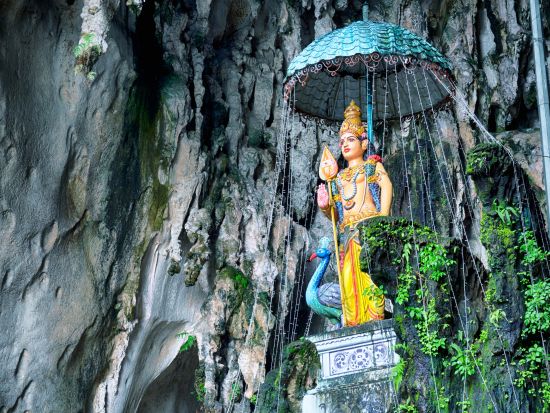 バトゥ洞窟と民芸品工場を巡る観光ツアー ＜午前／昼食付き＞
