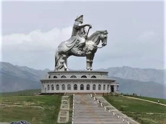 【4泊5日】テレルジ国立公園＆ヨルト山ハイク＆ウランバートル　伝統衣装＆乗馬で文化体験満喫ツアー ＜食事付き／日本語ガイド／チンギスハーン国際空港発着＞