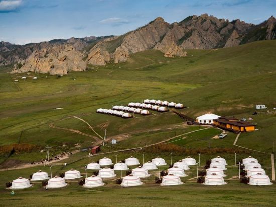 【1泊2日】文化体験ぎゅっと凝縮！テレルジ国立公園＆遊牧民のゲル訪問＆乗馬体験＆伝統衣装プライベートツアー＜食事付き／日本語ガイド／ゲル泊／ウランバートル発＞