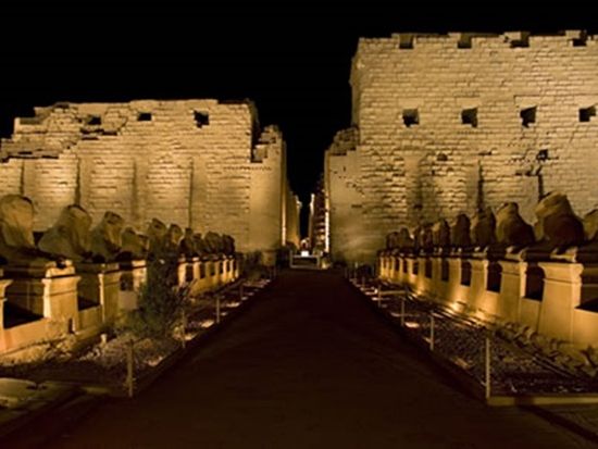 夜の闇で輝く世界遺産カルナック神殿☆音と光の感動ショー＜英語アシスタント／ルクソール発＞