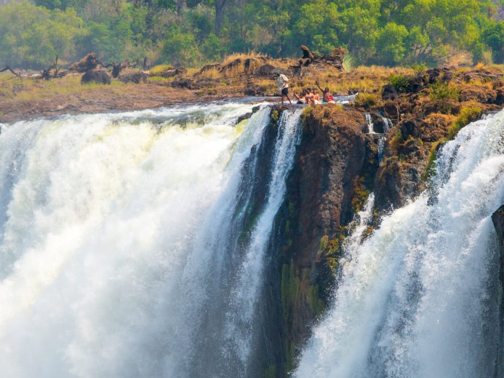乾季限定 絶叫必至デビルズプール 世界三大瀑布ビクトリアの滝の淵を泳ぐスリル体験 英語ガイド 送迎付 ザンビア アフリカ の観光 オプショナルツアー専門 Veltra ベルトラ