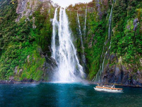 世界遺産フィヨルドランド国立公園 ミルフォードサウンド 大自然の中に停泊するクルーズ船で過ごす1泊2日ツアー＜10～4月限定／クイーンズタウン発着＞