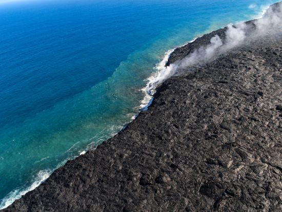 ハワイ島日帰りツアー　キラウエア火山や滝の地上観光＆上空から絶景を眺める遊覧飛行(45分)でハワイ島を満喫！＜昼食付き／英語ガイド＞