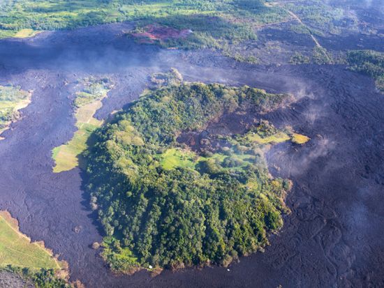 ハワイ島日帰りツアー　キラウエア火山や滝の地上観光＆上空から絶景を眺める遊覧飛行(45分)でハワイ島を満喫！＜昼食付き／英語ガイド＞