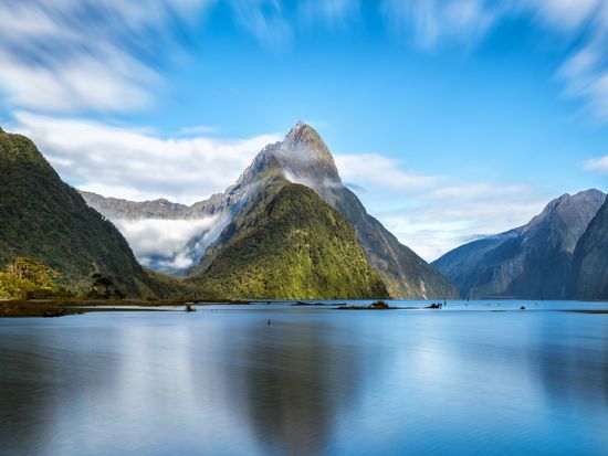 New_Zealand_Fiordland_Milford_Sound_shutterstock_709615609