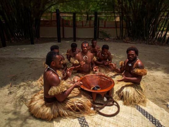 フィジーカルチャービレッジ訪問＆夕食ビュッフェ　カバの儀式やメケショー＆ファイヤーダンス鑑賞＜英語＞