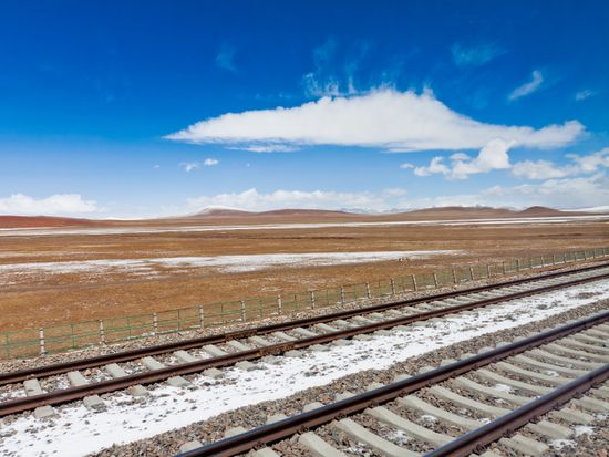 China_Xining_raiway_shutterstock_142280023