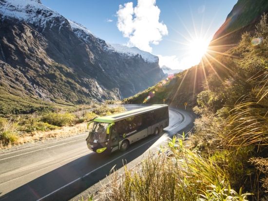 世界遺産フィヨルドランド国立公園 ミルフォードサウンド 大自然の中に停泊するクルーズ船で過ごす1泊2日ツアー＜10～4月限定／クイーンズタウン発着＞