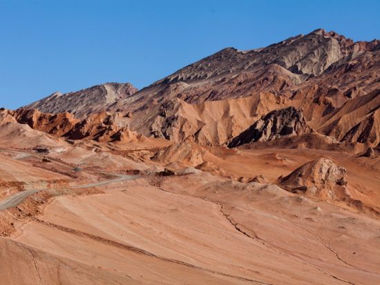 シルクロード周遊7泊8日ツアー　西安＆ウルムチ＆トルファン＆敦煌＆嘉峪関 ＜貸切／航空券込み／日本語ガイド／食事付き／西安発＞