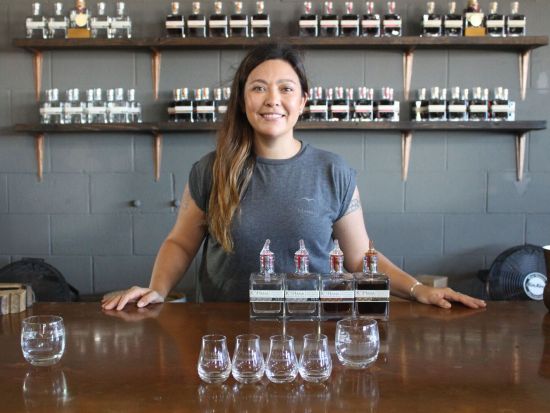 バンまたはミニバス貸切チャーター　ハワイ産ラム酒蒸留所「コハナ・ラム」見学＆ハレイワタウン自由散策ツアー＜10名～／日本語ガイド付き＞