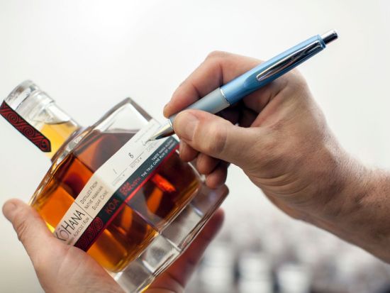 オアフ島1日観光ツアー　ハレイワタウン自由散策＆ハワイ産ラム酒蒸留所「コハナ・ラム」見学 ＜ラム酒試飲付き／日本語ガイド付き＞