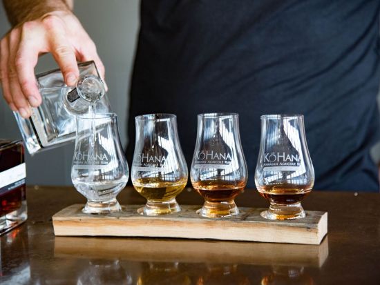 オアフ島1日観光ツアー　ハレイワタウン自由散策＆ハワイ産ラム酒蒸留所「コハナ・ラム」見学 ＜ラム酒試飲付き／日本語ガイド付き＞