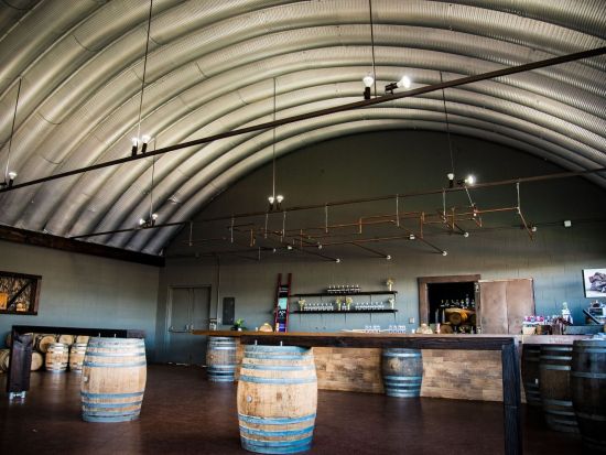 バンまたはミニバス貸切チャーター　ハワイ産ラム酒蒸留所「コハナ・ラム」見学＆ハレイワタウン自由散策ツアー＜10名～／日本語ガイド付き＞