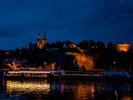 プラハ ヴルタヴァ川　ディナークルーズ