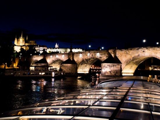 プラハ ヴルタヴァ川　ディナークルーズ