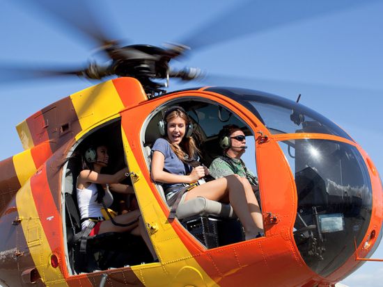 ヘリコプター遊覧飛行　窓無しでスリル満点！オアフの絶景を空から観光　ファーストクラス席プランあり＜50分＞by Magnum Helicopters