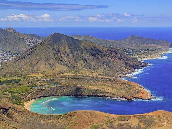 ヘリコプター遊覧飛行　窓無しでスリル満点！オアフの絶景を空から観光　ファーストクラス席プランあり＜50分＞by Magnum Helicopters