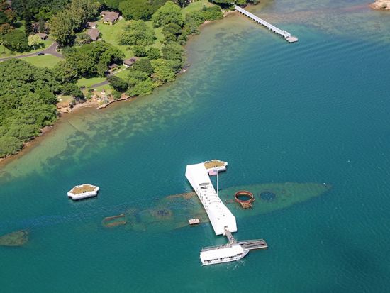 ヘリコプター遊覧飛行　窓無しでスリル満点！オアフの絶景を空から観光　ファーストクラス席プランあり＜50分＞by Magnum Helicopters