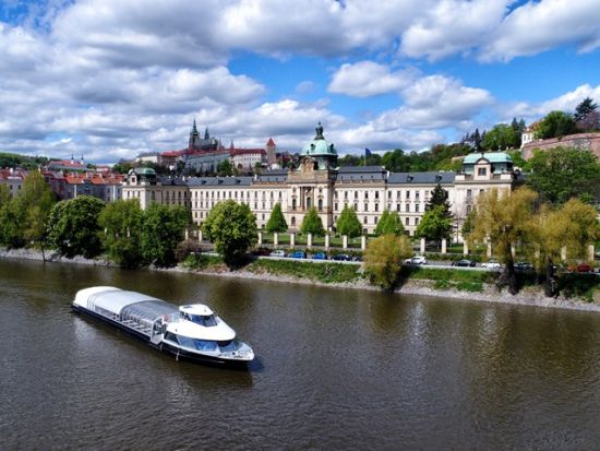 プラハ ヴルタヴァ川　2時間遊覧クルーズ