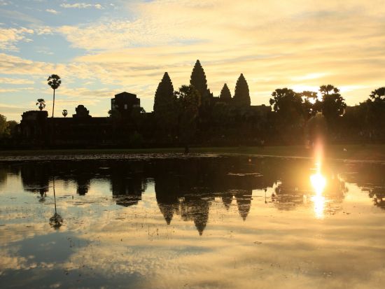 シェムリアップ空港発着2泊3日ツアー　アンコール三大遺跡＋アプサラダンスショー＋選べる郊外観光 ＜宿泊＆食事付／日本語ガイド＞