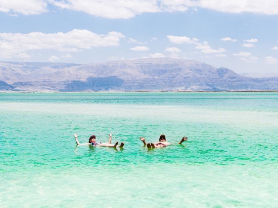観光の後は死海でリラックス！マダバ＋ネボ山＋死海1日観光＜貸切／英語or日本語／アンマン市内or空港発着／昼食付＞
