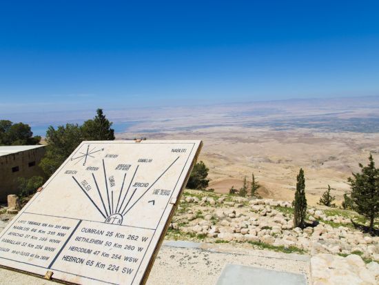 観光の後は死海でリラックス！マダバ＋ネボ山＋死海1日観光＜貸切／英語or日本語／アンマン市内or空港発着／昼食付＞