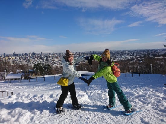 スノーシュー半日ツアー 旭山記念公園コース エゾリスや雪の妖精シマエナガに出会う！澄んだ空気を味わえる早朝プラン有＜12～3月／札幌中心部送迎付＞