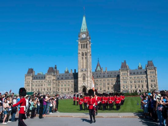首都オタワ 1日観光ツアー　世界遺産リドー運河＆バイワード市場など ＜昼食付き／日本語ガイド／モントリオール発＞