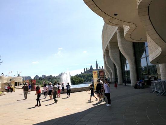 首都オタワ 1日観光ツアー　世界遺産リドー運河＆バイワード市場など ＜昼食付き／日本語ガイド／モントリオール発＞