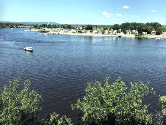 首都オタワ 1日観光ツアー　世界遺産リドー運河＆バイワード市場など ＜昼食付き／日本語ガイド／モントリオール発＞