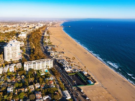 ヘリコプター遊覧飛行ツアー　スター豪邸＆ビーチサイド＜選べる時間帯／送迎付き／フライト55分＞ 