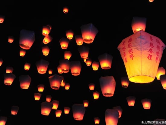 lanterns floating in the air pingxi festival