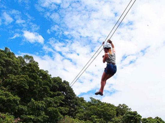 ジップライン＆アブセイル体験　空と地中からフィジーの自然を楽しむ半日ツアー＜昼食付／英語／送迎付き＞