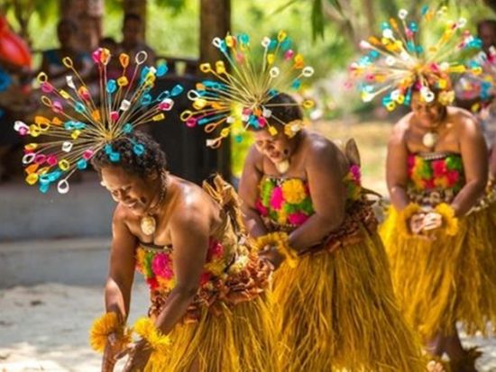 フィジーカルチャービレッジ訪問＆夕食ビュッフェ　カバの儀式やメケショー＆ファイヤーダンス鑑賞＜英語＞