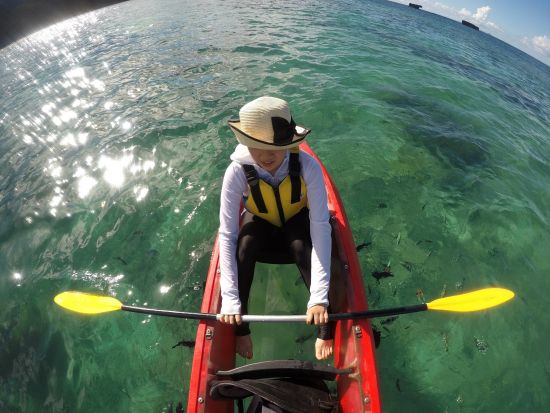 万座毛クリアカヤックツアー　広がるエメラルドの海と熱帯魚の生活を覗き見しよう！＜3歳から参加OK／ガイド付／グリーンフィンズ認定店／恩納村＞
