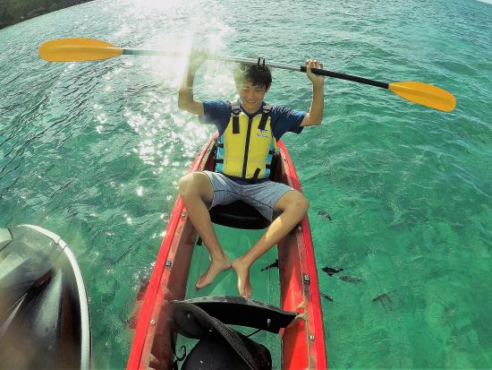 万座毛クリアカヤックツアー　広がるエメラルドの海と熱帯魚の生活を覗き見しよう！＜3歳から参加OK／ガイド付／グリーンフィンズ認定店／恩納村＞