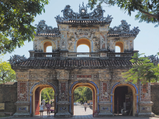 【貸切】世界遺産フエ観光ツアー　王宮＋3帝廟＋ティエンムー寺＋リバークルーズ　高級車＆ベテランガイドプランあり＜1日／日本語／フエ宮廷料理昼食・夕食／ダナン発＞